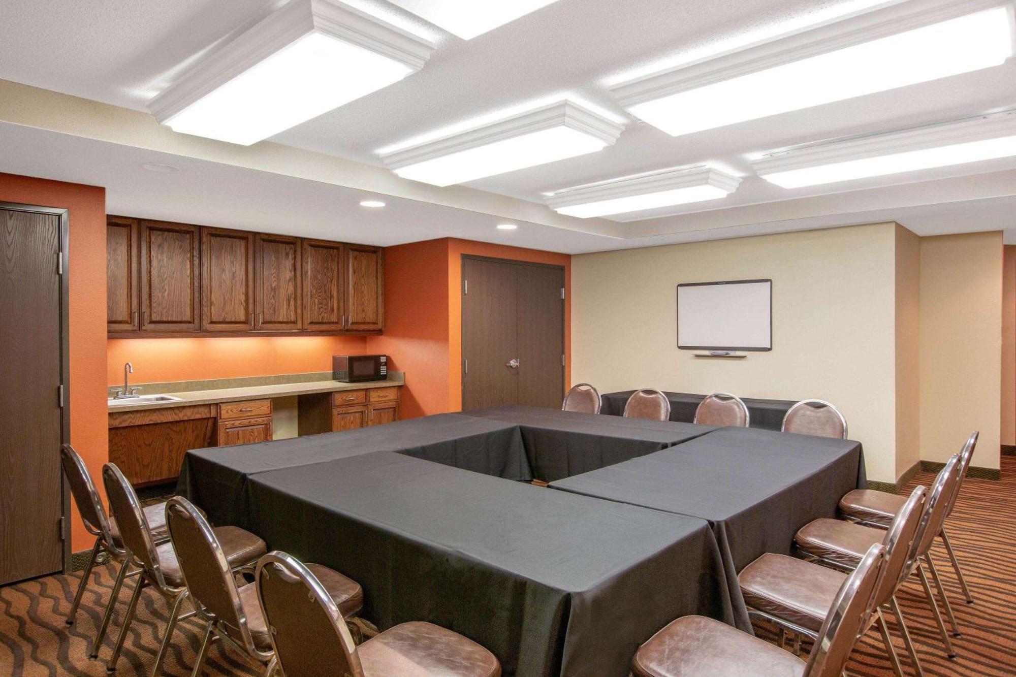 Americinn By Wyndham Ottumwa Εξωτερικό φωτογραφία