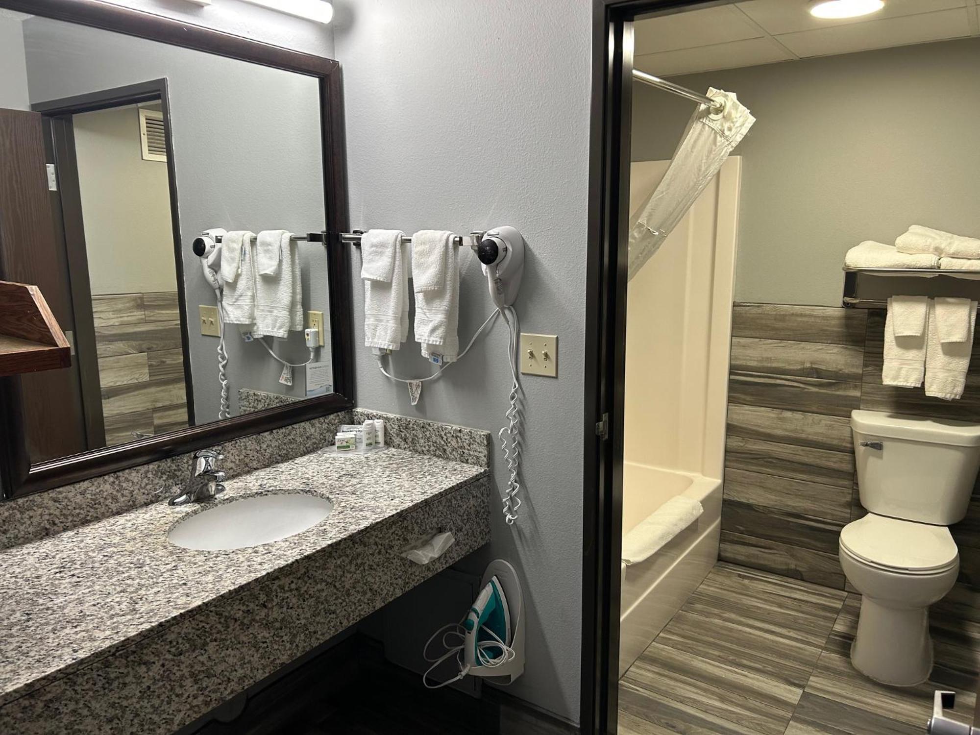 Americinn By Wyndham Ottumwa Εξωτερικό φωτογραφία